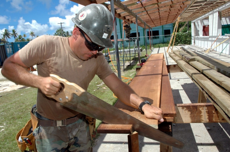 menuisier-SALERNES-min_worker_construction_building_carpenter_male_job_build_helmet-893290